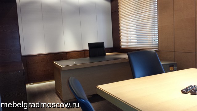 Продам КАБИНЕТ РУКОВОДИТЕЛЯ. Дерево, светлый дуб.