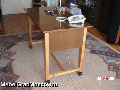 Продам стол письменно-компьютерн ый на колёсиках, 2х цветный