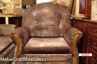 Продам Кресло раздвижное плюшевое с деревянным декором - 2 штуки